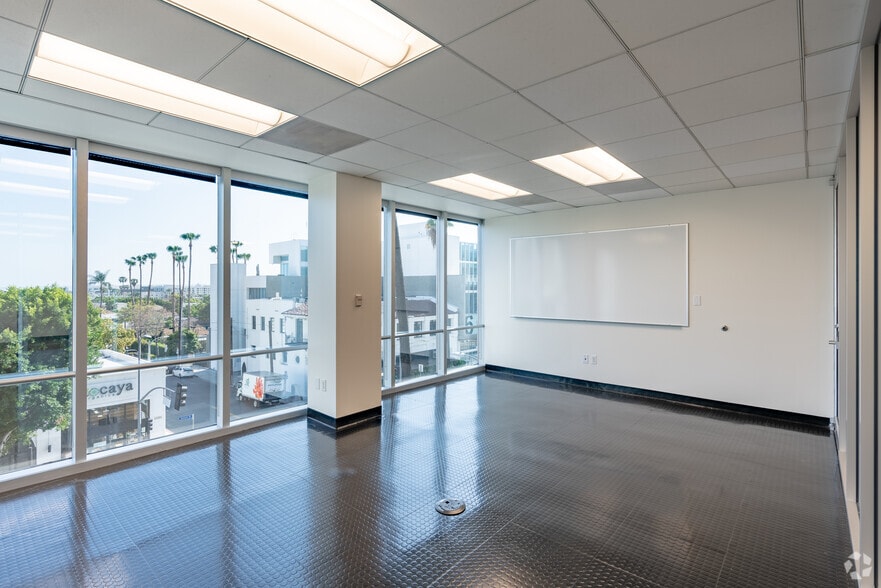 More Photos Of 6565 W Sunset Blvd, Hollywood Office For Lease