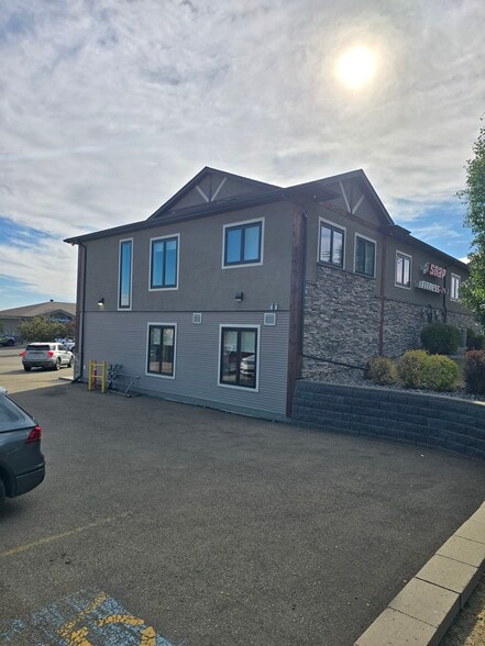 More Photos Of 110 Pelican Pl, Sylvan Lake Office For Lease