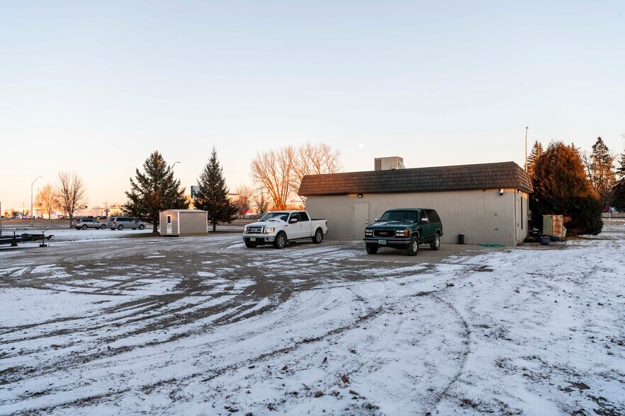 More Photos Of 1119 N 42nd St, Grand Forks Office For Lease