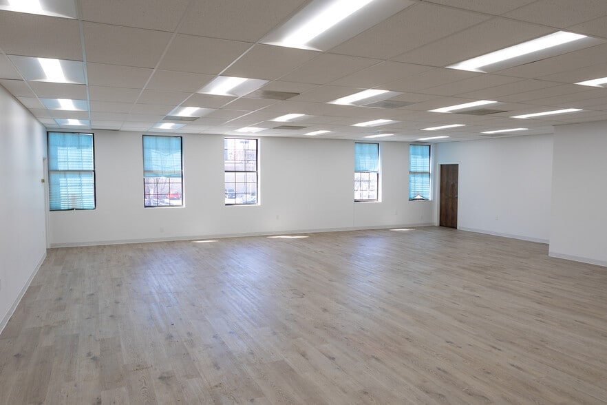 More Photos Of 3901-3911 Main St, Kansas City Loft Creative Space For Lease