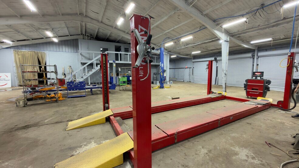 More Photos Of 2800 Delano St, Pensacola Warehouse For Lease