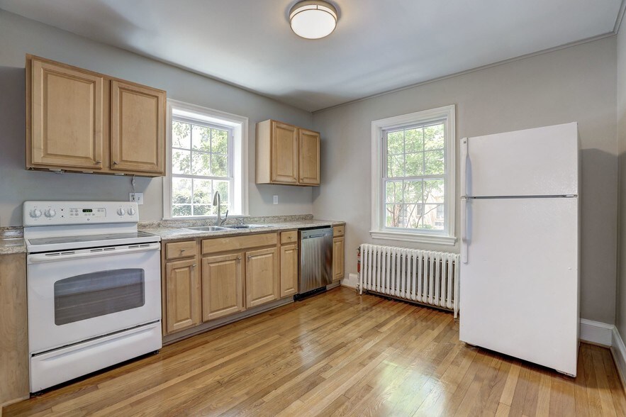 4810 Chevy Chase Dr, Chevy Chase, MD 20815 Apartments