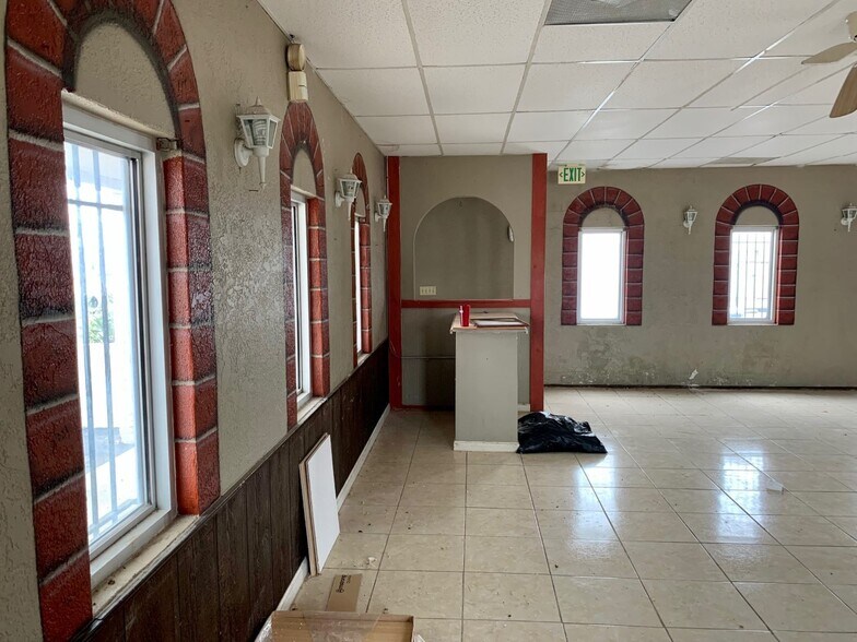 More Photos Of 2205 S Garrison Ave, Carthage Restaurant For Sale