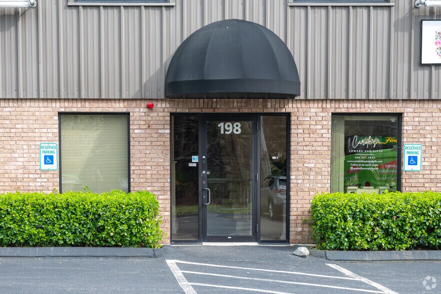 More Photos Of 198 S Meadow Rd, Plymouth Flex For Sale