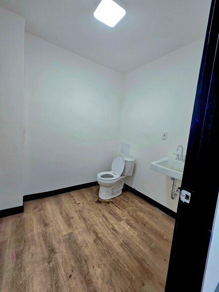 More Photos Of 1806-1814 S San Pedro St, Los Angeles Manufacturing For Lease