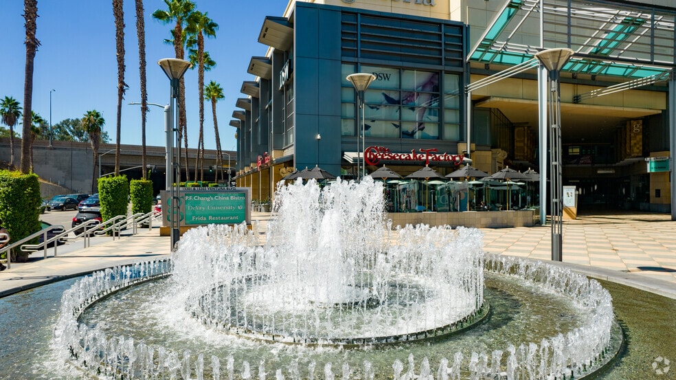 More Photos Of 15301 Ventura Blvd, Sherman Oaks Storefront For Lease