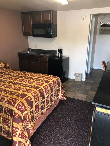 More Photos Of 820 S Washington St, Junction City Hotel For Sale