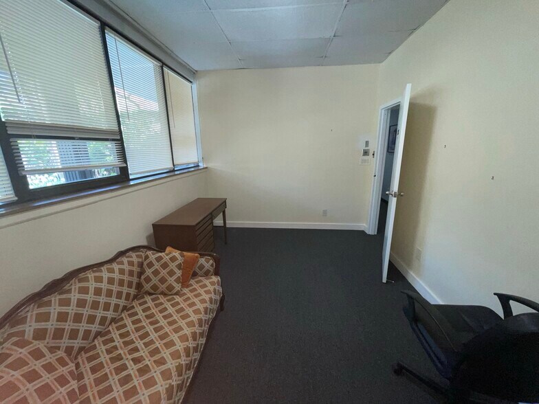 More Photos Of 20-24 Park Pl, Great Neck Office Residential For Lease
