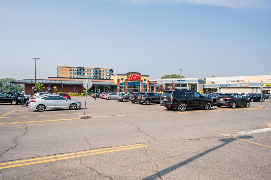 More Photos Of 7001-7155 Ch Côte St-Luc, Montréal Unknown For Lease