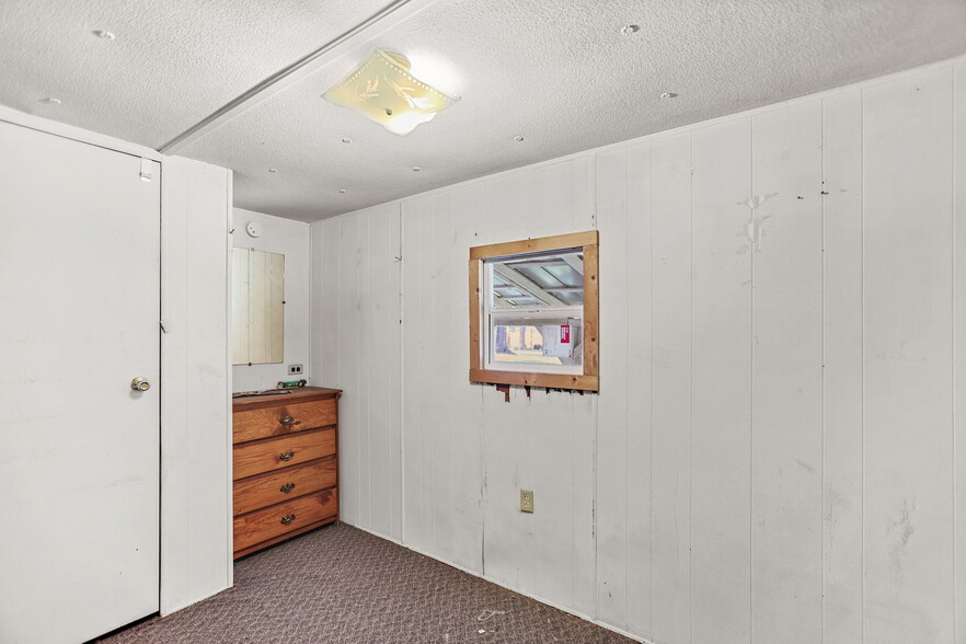 More Photos Of 138 Main St, Sharpsburg Flex For Sale