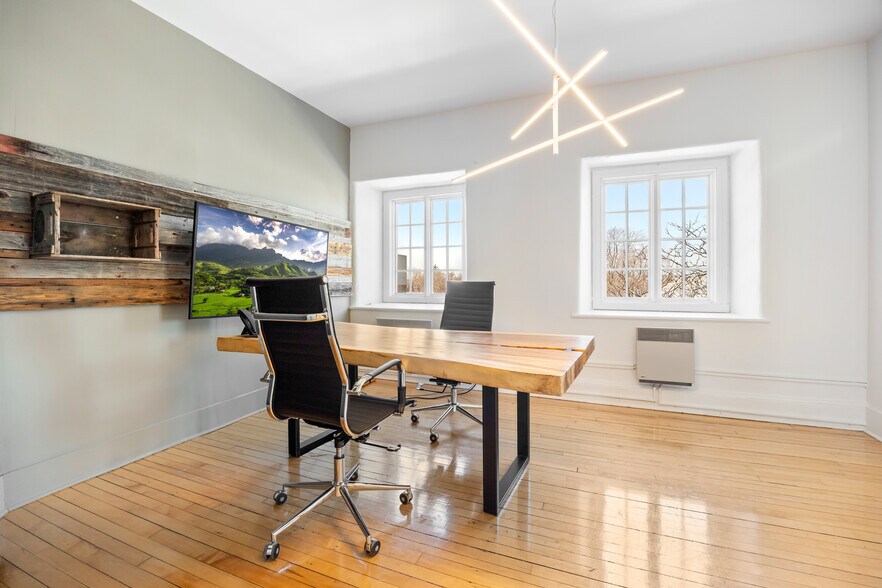 More Photos Of 32 Rue Saint-Charles, Longueuil Office For Lease