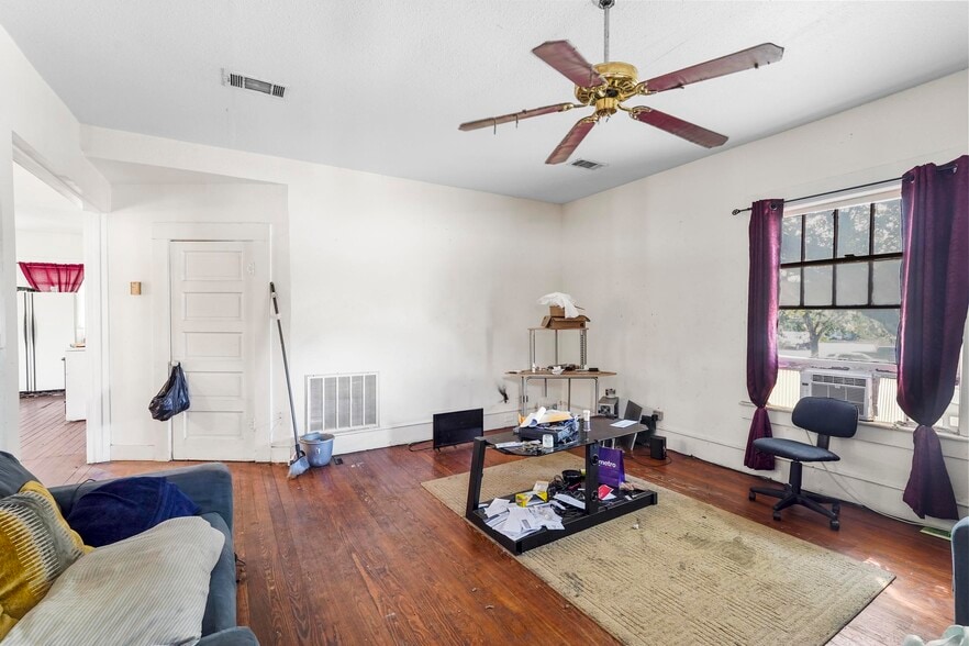 More Photos Of 505 S Washington St, Kaufman Storefront Retail Office For Sale