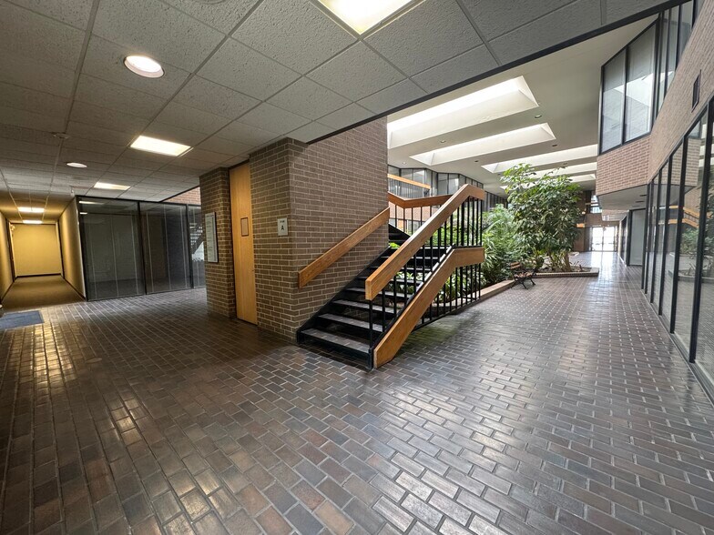 More Photos Of 1880 S Dairy Ashford Rd, Houston Office Residential For Lease