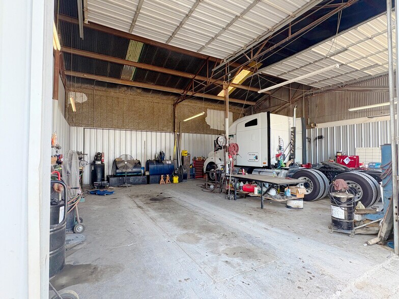 More Photos Of 737 Pearl St, Houston Industrial For Lease