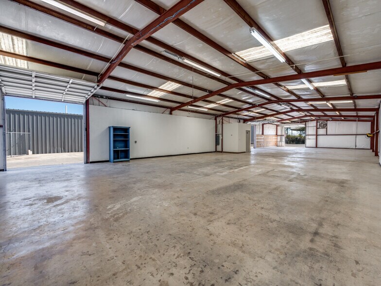 More Photos Of 112 Commercial Pl, Schertz Warehouse For Lease