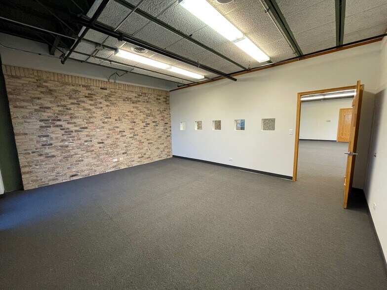 More Photos Of 1051 E Main St, East Dundee Flex For Lease