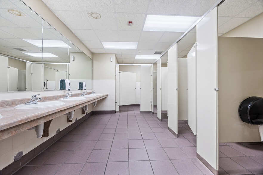 More Photos Of 1110 S 14th St, Moorhead Specialty For Sale