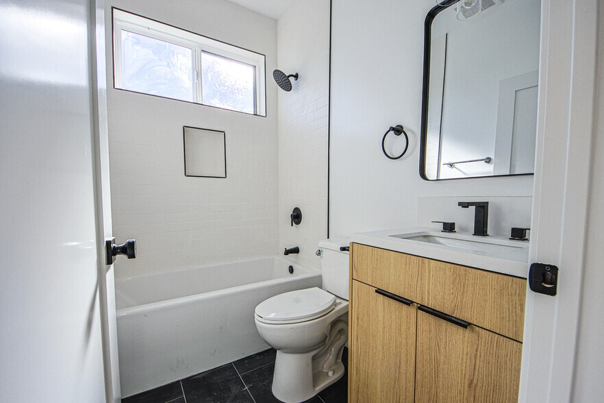 More Photos Of 6401 Odessa Ave, Lake Balboa Multifamily For Sale