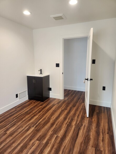 More Photos Of 2115 McDonald, McMinnville Storefront Retail Office For Lease
