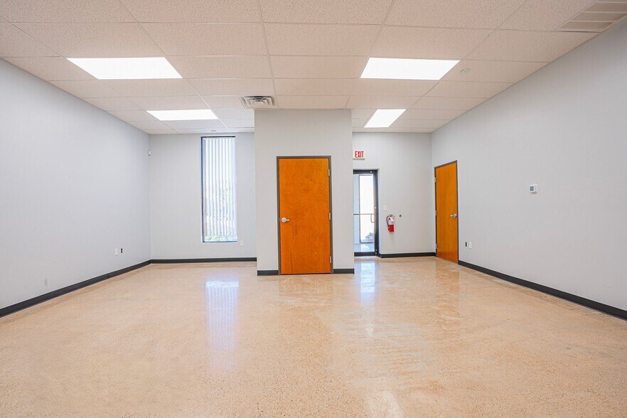 More Photos Of 3130-3140 Towerwood Dr, Farmers Branch Light Manufacturing For Lease