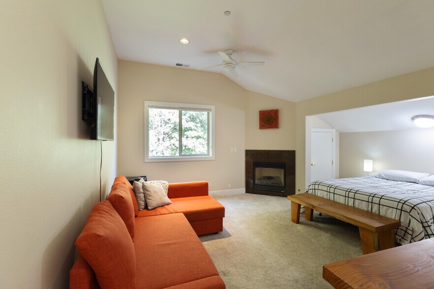 More Photos Of 360 Knechtel Way NE, Bainbridge Island Apartments For Sale