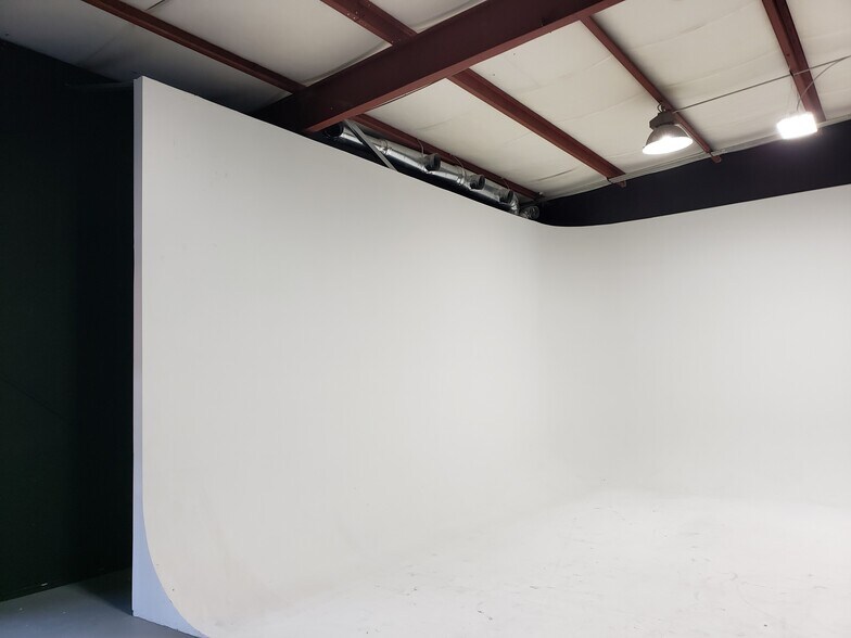 More Photos Of 495 Circle 85 St, College Park Warehouse For Lease