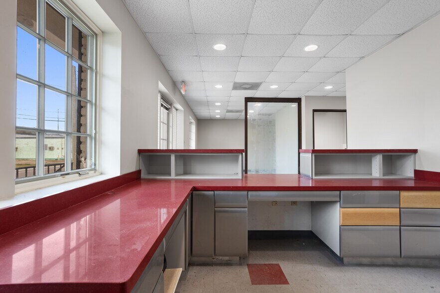 More Photos Of 282 Lameuse St, Biloxi Office For Sale