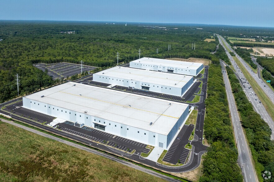 More Photos Of 1001 Express Drive North, Yaphank Distribution For Sale