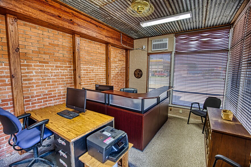 More Photos Of 931 Walnut St, Columbus Flex For Sale