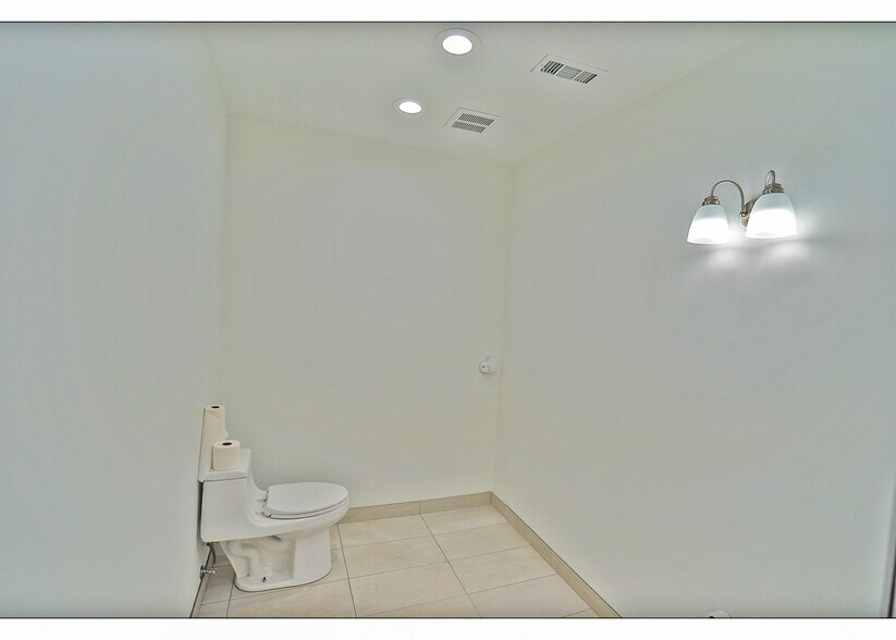 More Photos Of 1201 W Lincoln Ave, Yakima Movie Radio TVStudio For Sale