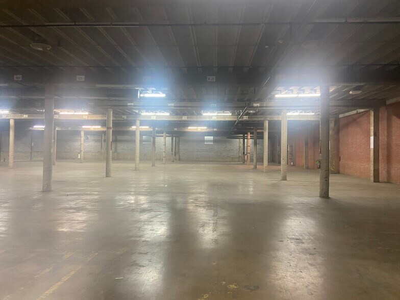 More Photos Of 3141 Hansboro Ave, Dallas Warehouse For Sale