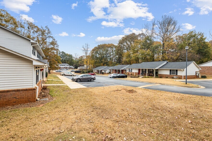 More Photos Of 82 Berry Dr, Newnan Apartments For Sale