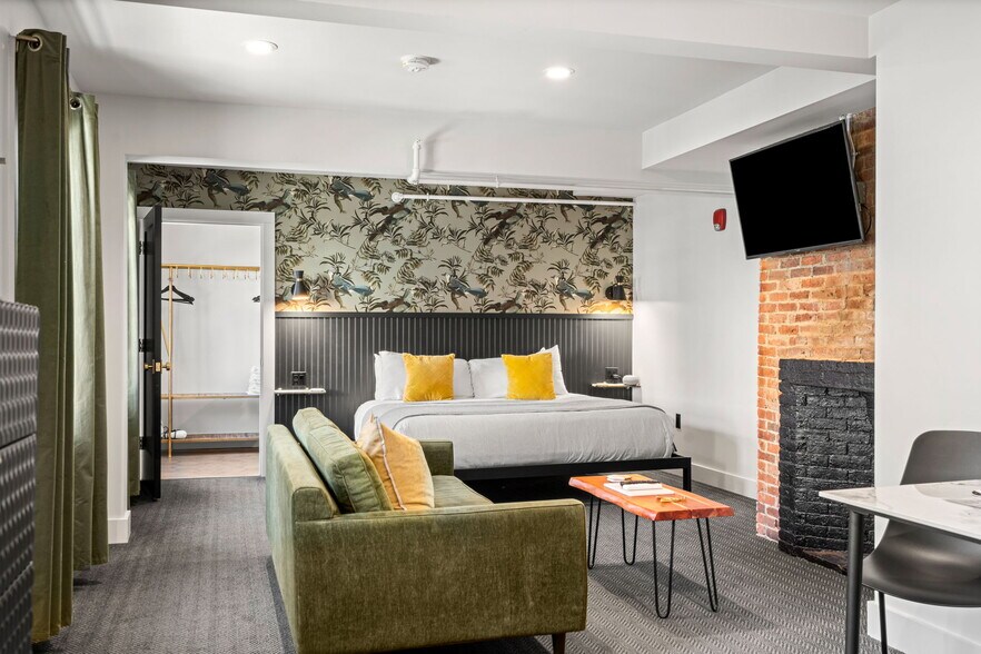 More Photos Of 409 The Hill, Portsmouth Hotel For Sale