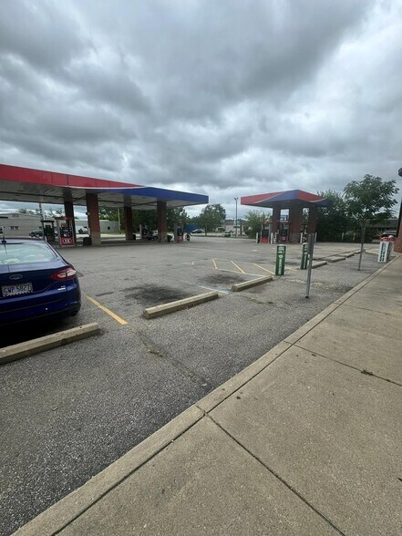 More Photos Of 803 S Byrne Rd, Toledo Service Station For Lease