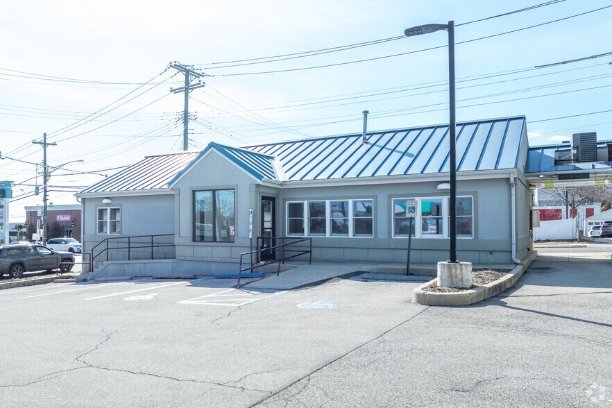 More Photos Of 403 E Sandford Blvd, Mount Vernon Bank For Lease