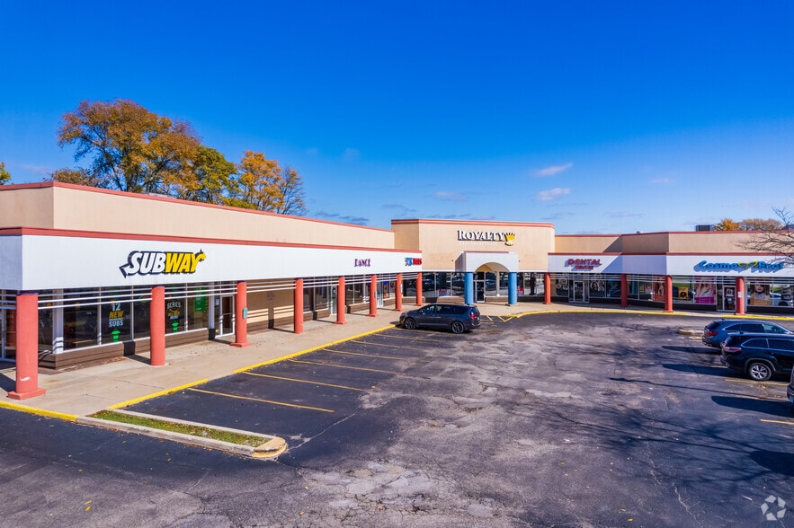 More Photos Of 800-830 E Nerge Rd, Roselle General Retail For Lease