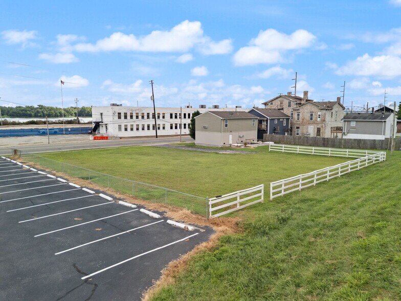 More Photos Of 1021 E Market St, Jeffersonville Land For Sale