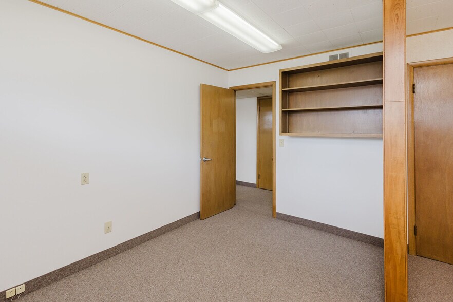 More Photos Of 506 Main St, Hollandale Office For Sale