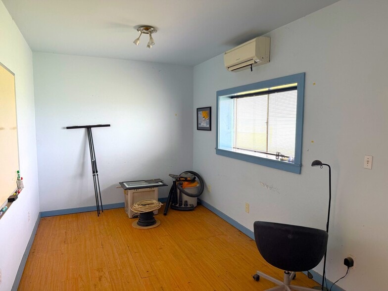 More Photos Of 501 Wright Brothers Dr, Georgetown Airplane Hangar For Sale