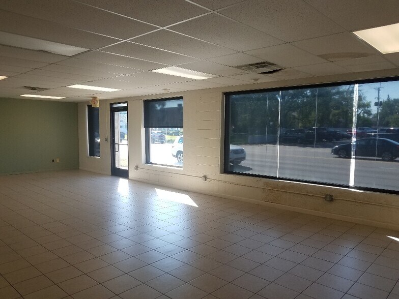 More Photos Of 2512 W 14 Mile Rd, Royal Oak Storefront For Lease