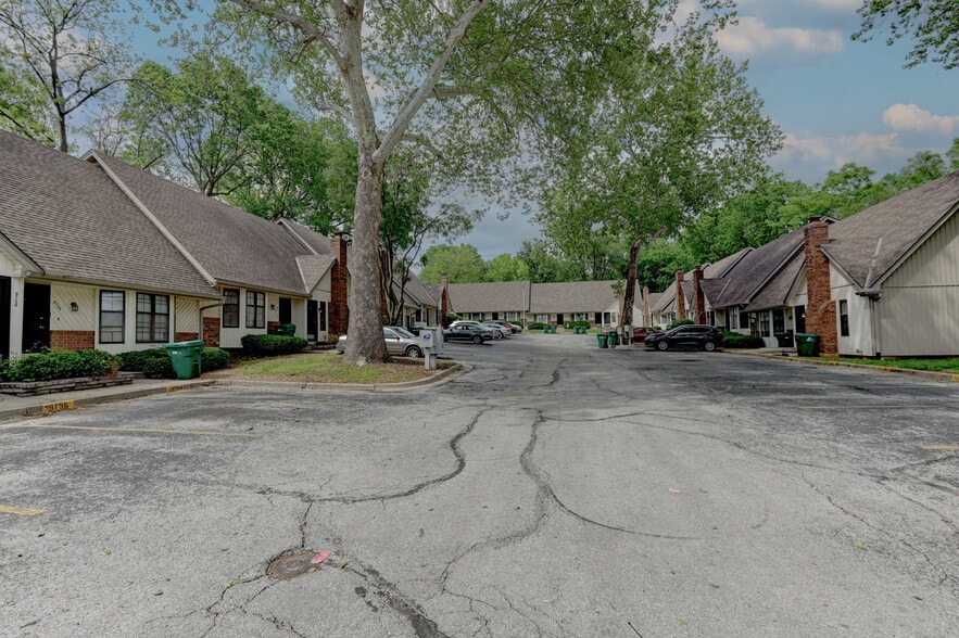 Primary Photo Of 9730-9768 Locust St, Kansas City Apartments For Sale