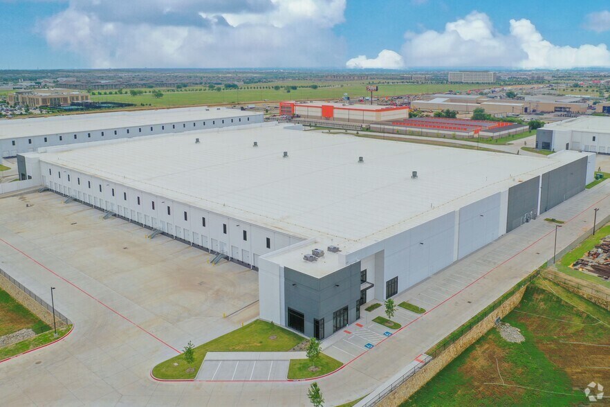 More Photos Of 2709 Graham Cracker Dr, Fort Worth Distribution For Lease