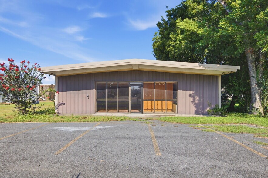 Primary Photo Of 1315 Ruth St, Sulphur Office For Lease