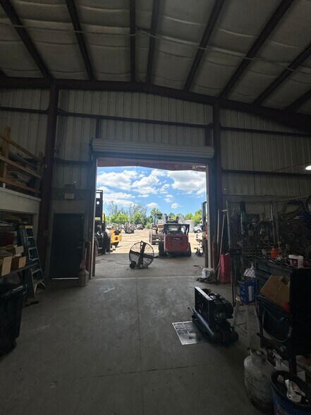 More Photos Of 1640 Benchmark Ave, Fort Myers Warehouse For Lease