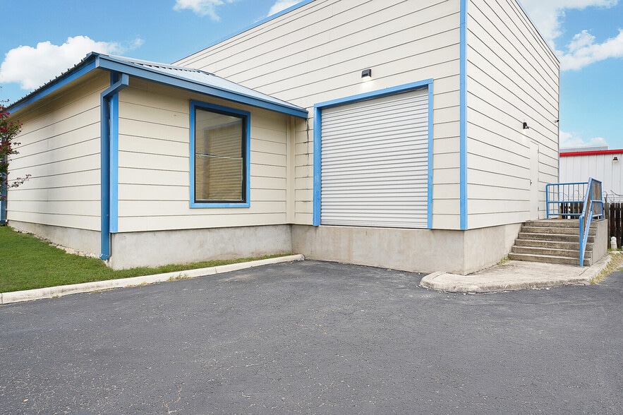 More Photos Of 2430 E Southcross Blvd, San Antonio Storefront For Lease