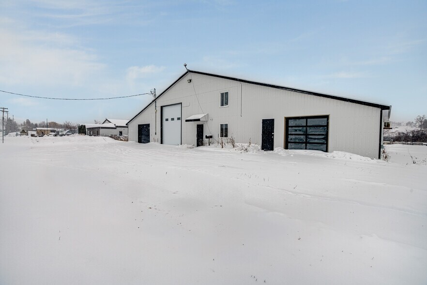 More Photos Of 19 Terry Fox Dr, Vankleek Hill Manufacturing For Sale