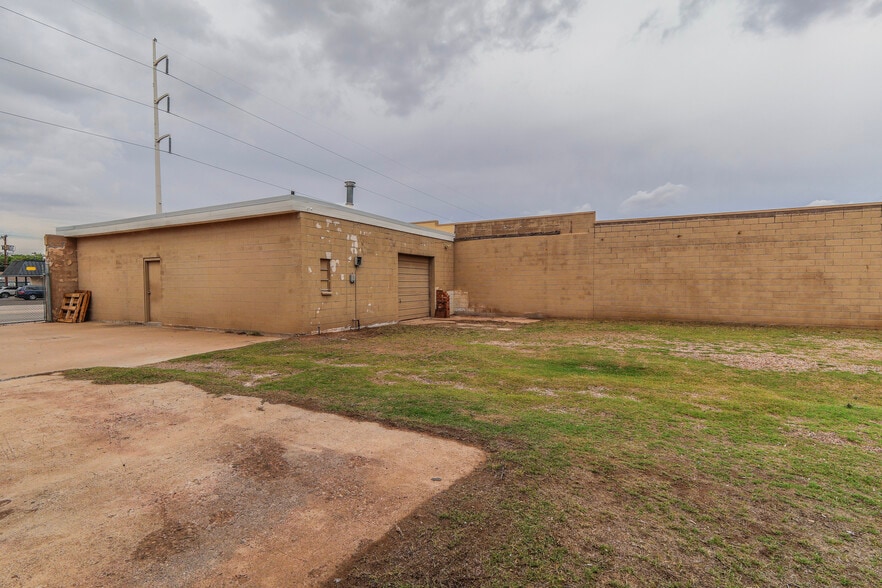 More Photos Of 3209 34th St, Lubbock Flex For Lease