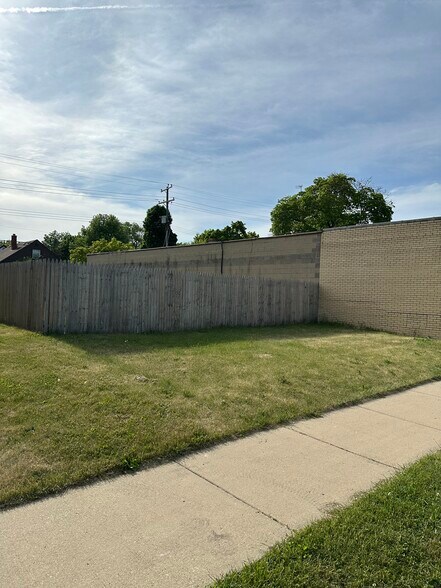 More Photos Of 3489 N 76th St, Milwaukee Office For Sale