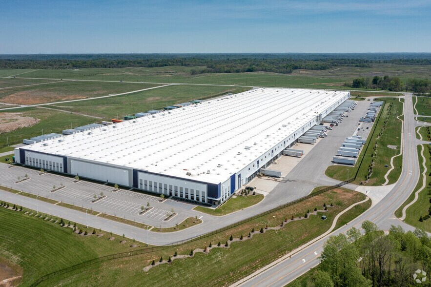 More Photos Of 251 Hilton Dr, Jeffersonville Distribution For Lease