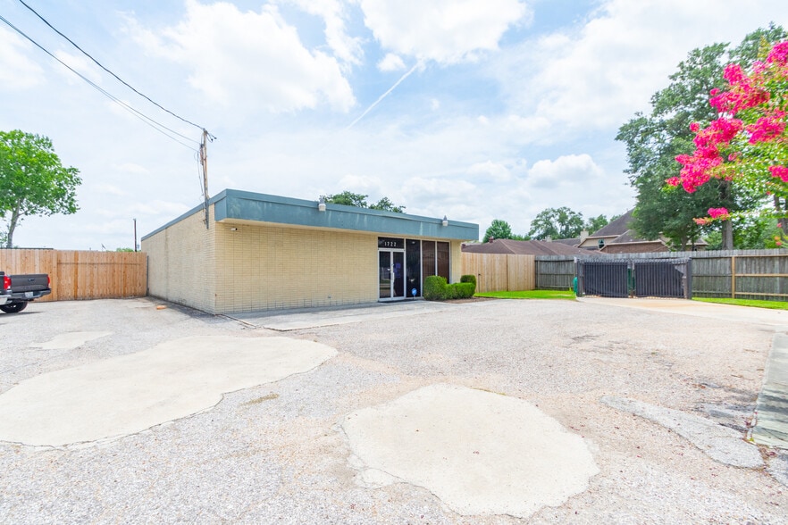 More Photos Of 1722 Monarch Oaks St, Houston Office For Lease